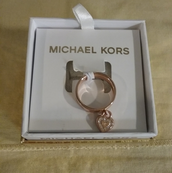 BRAND NEW MICHAEL KORS CRYSTAL HEART GOLD RING - Picture 3 of 3